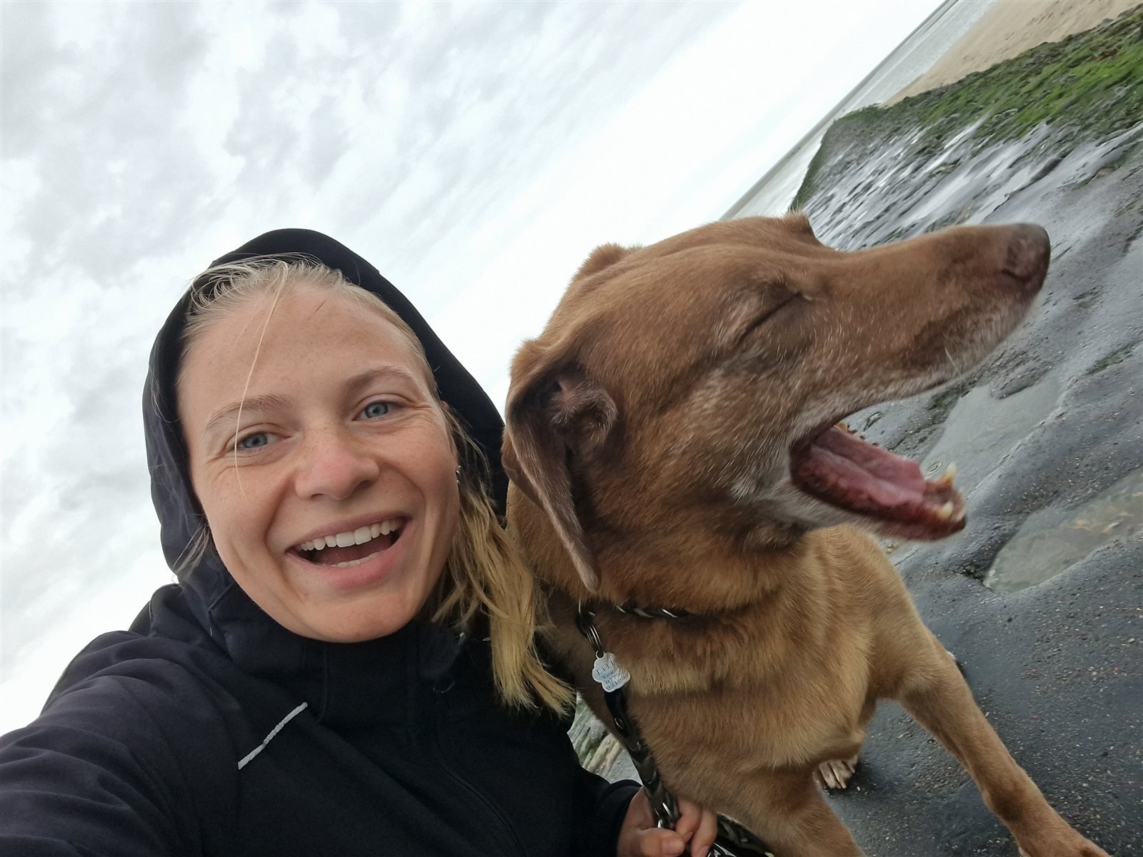 Julia mit ihrem Hund am Strand